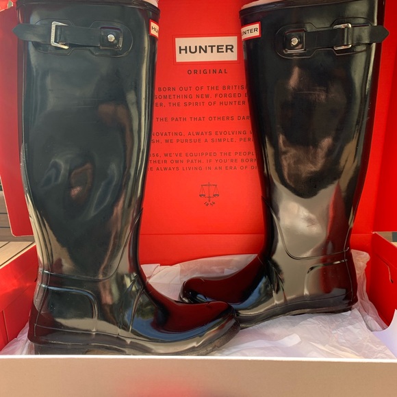 Hunter Original Tall Gloss Black Rain Boots (Size8/39) & Black Knee High Socks - Picture 10 of 16